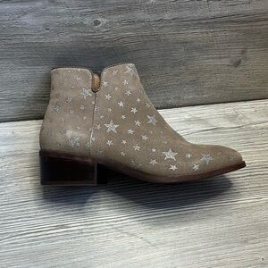 NWT woman’s Steve Madden Delila stars leather bootie taupe size 6.5